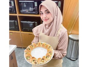 Intip Keseruan Vebby Palwinta Siapkan Menu Puasa untuk Sang Suami