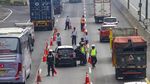 Persempit Gerak Pemudik, Petugas Razia di Tol Cikampek