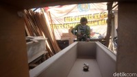 Seorang perajin kayu sedang menyelesaikan pekerjaannya membuat peti jenazah di Dusun Sukajadi, Desa Cibeusi, Kecamatan Jatinangor, Kabupaten Sumedang, Jawa Barat, Selasa (5/5/2020).  