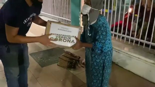 Sembako dan uang dibagikan ke warga yang membutuhkan