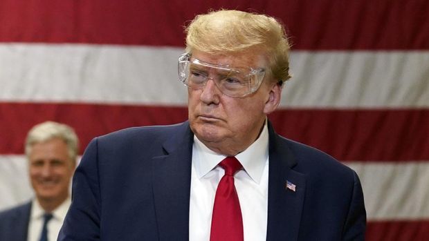 Trump tidak memakai masker saat berkunjung di pabrik Honeywell. AP/Evan Vucci