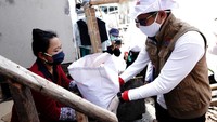 Bantuan paket sembako itu diberikan secara langsung kepada para nelayan yang jelas-jelas terdampak karena pandemi Corona ini. dok. Relawan COVID-19