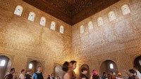 Bangsa Moor adalah penguasa kerajaan Islam terakhir yang berkuasa di Andalusia (Spanyol) pada masa pemerintahan Daulah Bani Ahmar (1232-1492 M). Kerajaan ini didirikan oleh Sultan Muhammad bin Al-Ahmar atau Bani Nasr yang masih keturunan Sa’id bin Ubaidah. Begini bagian dalam Istana Alhambra. Sean Gallup/Getty Images/File.