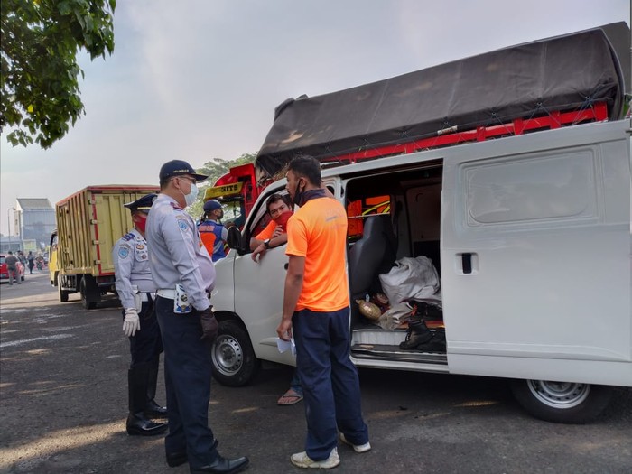 Petugas pergoki mobil pengiriman barang angkut pemudik