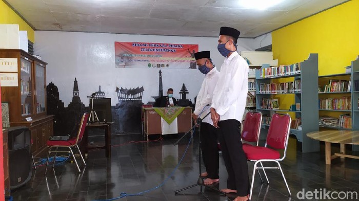 Terdakwa pembunuhan sekeluarga di Banyumas saat sidang vonis, 6/5/2020