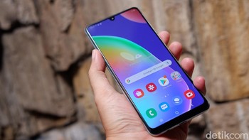 Layar Galaxy A31 mengusung desain waterdrop notch. (Foto: Adi Fida Rahman/detikINET)