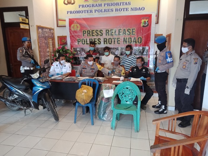 Kapolres Rote Ndao AKBP Bambang Hari Wibowo memimpin rilis kasus pembunuhan.