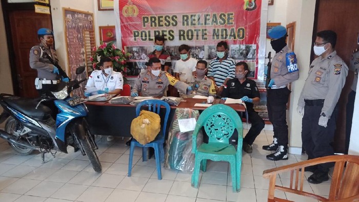 Kapolres Rote Ndao AKBP Bambang Hari Wibowo memimpin rilis kasus pembunuhan.