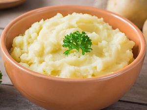 Atasi Sakit Tenggorokan Saat Berpuasa dengan 5 Makanan Enak Ini