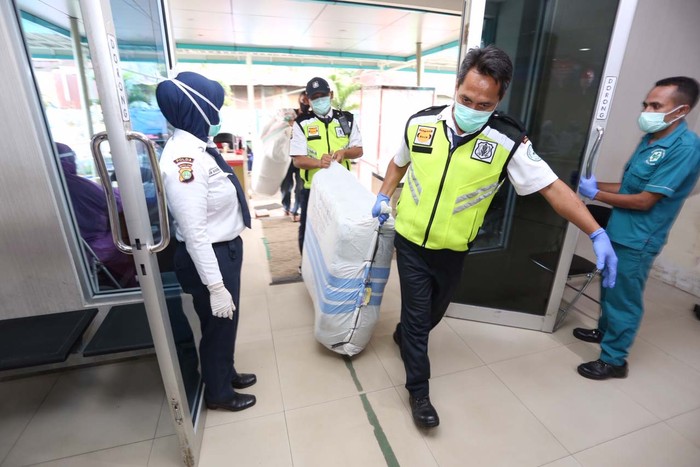 Bantuan APD untuk Puskesmas Ciracas PT Bahana Pembinaan Usaha Indonesia (Persero) berikan bantuan APD. Salah satu yang menerima bantuan tersebut adalah Puskesmas Ciracas.