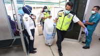 BPUI menyerahkan bantuan 500 APD yang akan didistribusikan ke puskemas di wilayah Jakarta Timur. Foto: Istimewa.
