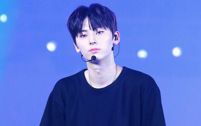 Minhyun dari NUEST punya alergi makanan yang aneh. Seperti dikutip dari Koreaboo, dia diketahui alergi garam. Alerginya cukup parah bahkan ketika berkeringat kulitnya akan bereaksi seperti merah-merah dan iritasi. Foto: istimewa