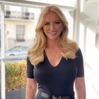 Selain pernah bertubuh sangat gemuk dan berhasil turun berat badan, penampilan wajah Michelle Mone juga sering jadi perbincangan. Ia tampak awet muda di usia hampir 50 tahun. Pakar kosmetika sempat menyebutkan jika Michelle telah melakukan berbagai prosedur untuk mempertahankan kecantikannya.      Foto: Instagram @michellemone