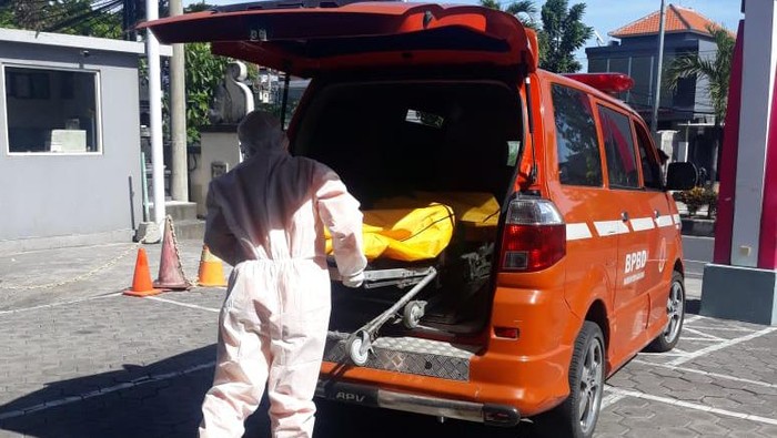Petugas mengevakuasi WN Australi yang tewas di Bali