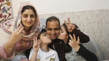 Dalam sebuah pernyataan di situs web mereka setelah pengumuman itu, Pulitzer mengatakan, para fotografer Kashmir dipilih karena “gambar kehidupan yang mencolok” di wilayah Himalaya yang disengketakan. AP Photo/Afnan Arif.