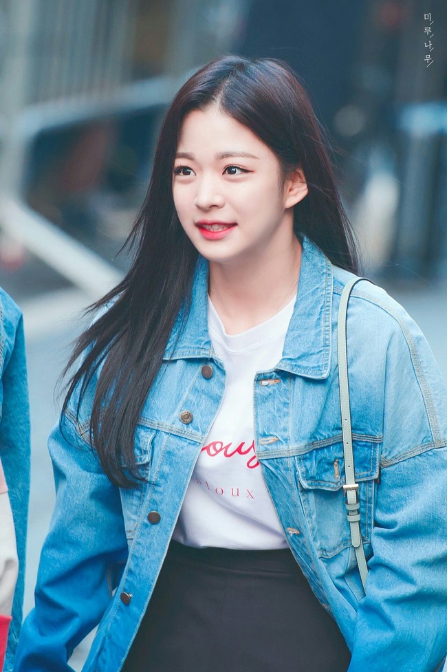 Chaeyoung dari Fromis_9 alergi terhadap apel, ceri dan peach. Begitu makan, kulit dan tenggorokannya akan gatal-gatal. Meskipun alergi, ketiga buah itu adalah favoritnya. Foto: istimewa