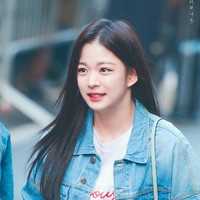 Chaeyoung dari Fromis_9 alergi terhadap apel, ceri dan peach. Begitu makan, kulit dan tenggorokannya akan gatal-gatal. Meskipun alergi, ketiga buah itu adalah favoritnya. Foto: istimewa