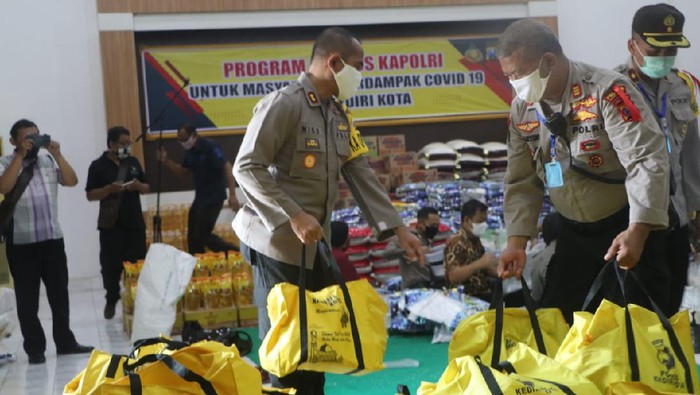 16 Ton Beras Dan Sembako Dibagikan Polisi Kota Kediri Untuk Warga Terdampak COVID-19