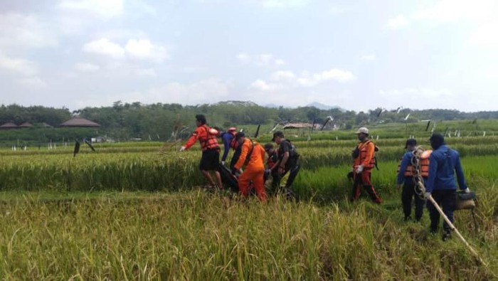 Proses evakuasi jenazah pencari ikan yang tewas di Sungai Progo, Magelang