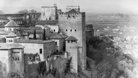 Istana Alhambra sendiri merupakan simbol sejarah peradaban Islam di Eropa, khususnya daerah Andalusia yang kini dikenal dengan nama Spanyol. Bangunan istana itu tak hanya menjadi tempat bernaung bagi keluarga kerajaan, akan tetapi berfungsi juga sebagai benteng pertahanan dan perlindungan bagi rakyatnya. Hulton Archive/Getty Images/File.