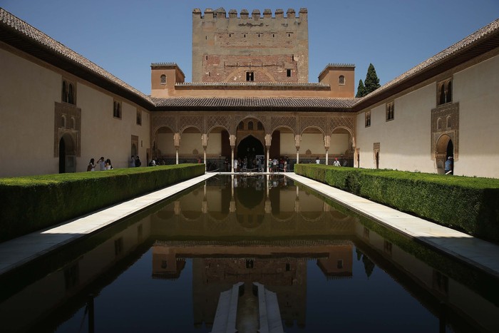 Islam pernah berjaya berabad-abad di Spanyol. Salah satu peninggalannya adalah Istana Alhambra berlokasi di Granada, Spanyol. Yuk kita lihat.