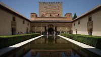 Para turis melihat keindahan Istana Nasrid yang berada di kompleks Alhambra. Foto ini diambil pada 23 Juli 2013 silam. Sean Gallup/Getty Images.