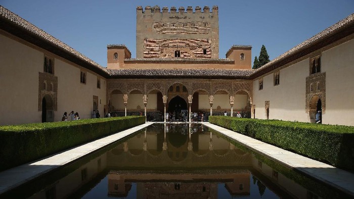 Islam pernah berjaya berabad-abad di Spanyol. Salah satu peninggalannya adalah Istana Alhambra berlokasi di Granada, Spanyol. Yuk kita lihat.