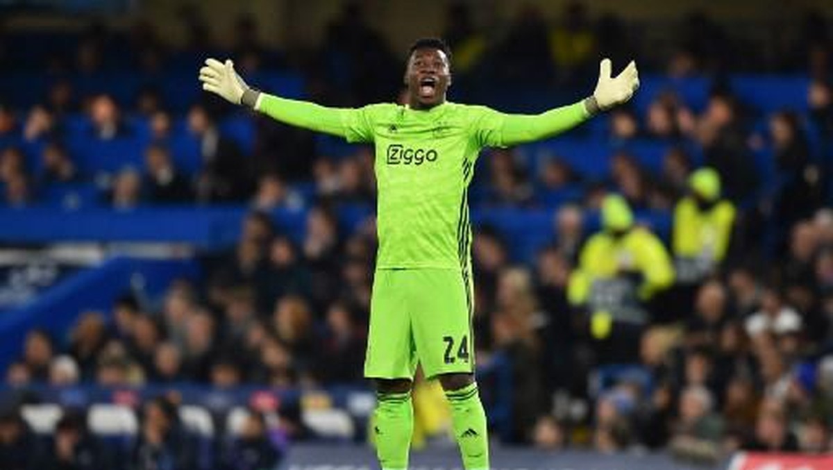 Andre Onana siap hengkang dari Ajax Amsterdam. Foto: AFP/GLYN KIRK