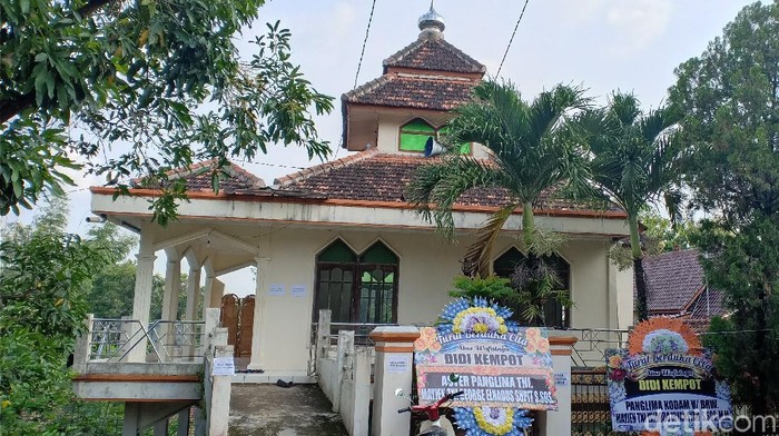Di tengah kesibukannya sebagai penyanyi campursari, Didi Kempot membangun musala untuk istri pertamanya, Putri dan warga sekitar. Musala itu berada di samping rumahnya di Ngawi