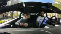 Adrian Zamarripa dan ibunya Beatriz Flores duduk Lamborghini Huracan milik Jeremy Neves di Ogden, Utah, Selasa (5/5).  