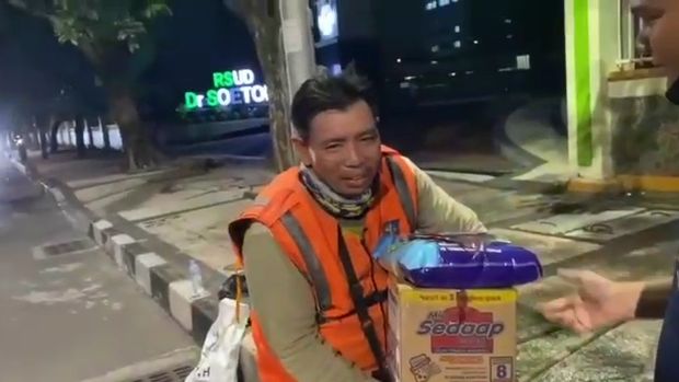 Tukang sapu jalanan juga mendapat bantuan