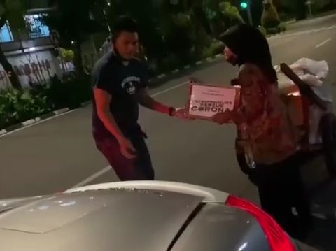 Crazy rich surabaya bagi sembako isi uang/