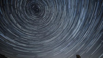Lembaga Penerbangan dan Antariksa Nasional (LAPAN) membagikan kalender astronomi yang akan terjadi pada bulan Mei ini. Salah satunya adalah fenomena alam hujan meteor Eta Aquarids yang terjadi tadi malam dan beberapa hari ke depan. Ini adalah Meteor Perseid yang melintas di langit malam di atas Kastil Corfe pada 12 Agustus 2016 di Kastil Corfe, Inggris. Hujan meteor Perseids terjadi setiap tahun ketika Bumi melewati awan puing yang ditinggalkan oleh Komet Swift-Tuttle, dan tampak memancar dari rasi Perseus di langit timur laut. (Dan Kitwoo/Getty Images)