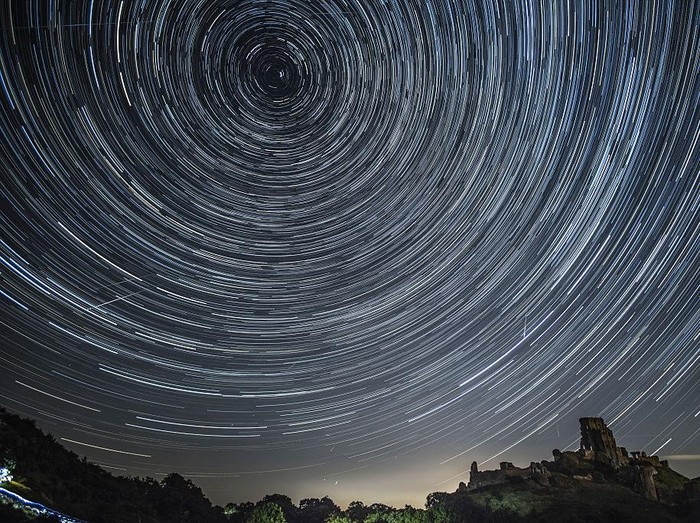 Beberapa bulan terakhir ini bumi terus dihujani oleh partikel asteroid dari luar angkasa. Setidaknya ada fenomena alam yang indah untuk dinikmati seperti hujan meteor Lyrids dan Eta Aquarids. 

Lembaga Penerbangan dan Antariksa Nasional (LAPAN) membagikan kalender astronomi yang akan terjadi pada bulan Mei ini. Salah satunya adalah fenomena alam hujan meteor Eta Aquarids yang terjadi tadi malam dan beberapa hari kedepan.