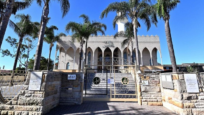 A notice advices the Lakemba mosque closer due to coronavirus hang on a fence on the first day of the holy month of Ramadan in Sydney on April 24, 2020. - Authorities have continued lockdown that prevent group gatherings and prayers in mosques despite their success in curbing the spread of the COVID-19 coronavirus. (Photo by Saeed KHAN / AFP)