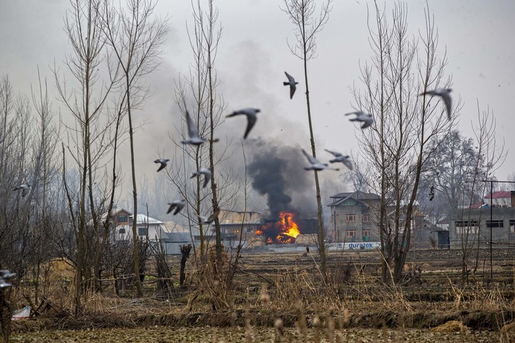 Deretan Foto Konflik Kashmir yang Berbuah Pulitzer 2020 3 Fotografer Associated Press; Dar Yasin, Mukhtar Khan, dan Channi Anand, meraih penghargaan Pulitzer 2020 untuk fotografi fitur. Merikut foto-fotonya.