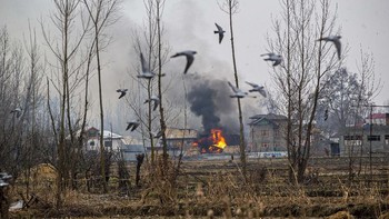 Foto sebuah rumah dibakar di Pulwama, Srinagar, dalam konflik India-Kashmir pada 18 Februari 2019 karya Dar Yasin. AP Photo/Dar Yasin.