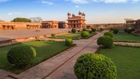 Jalaludin Muhammad Akbar adalah raja dari Kekaisaran Mughal di India. Saat itu sang raja meminta doa kepada seorang sufi bernama Sheikh Salim Chishti.