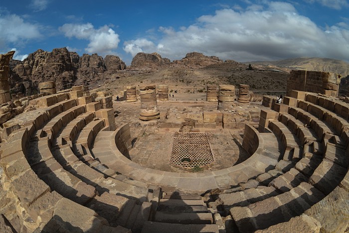 Petra merupakan kota kuno yang menjadi salah satu keajaiban dunia. Kota yang dipahat dari batu ini jadi destinasi wisata yang populer lho di Yordania.On Thursday, February 8, 2019, in Petra, Ma'an Governorate, Jordan. (Photo by Artur Widak/NurPhoto via Getty Images)