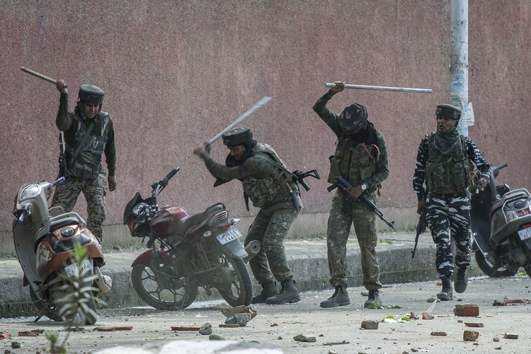 Deretan Foto Konflik Kashmir yang Berbuah Pulitzer 2020 3 Fotografer Associated Press; Dar Yasin, Mukhtar Khan, dan Channi Anand, meraih penghargaan Pulitzer 2020 untuk fotografi fitur. Merikut foto-fotonya.