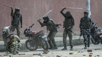 Militer India menghancurkan motor yang diparkir di depan sebuah perguruan tinggi di Srinagar, pada 14 Mei 2019. AP Photo/Dar Yasin.