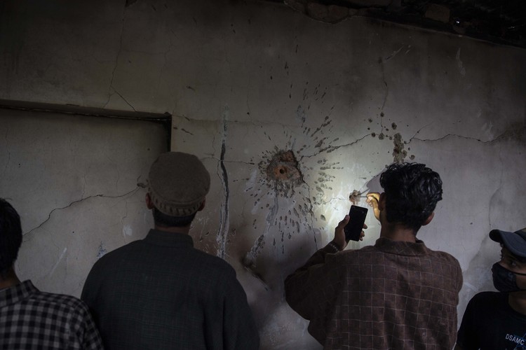 3 Fotografer Associated Press; Dar Yasin, Mukhtar Khan, dan Channi Anand, meraih penghargaan Pulitzer 2020 untuk fotografi fitur. Merikut foto-fotonya.