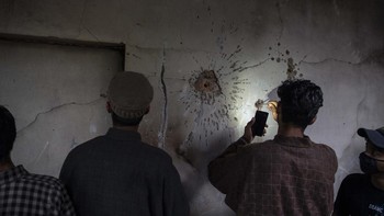 Sebuah lubang bekas tembakan peluru tertera di dinding rumah warga Kashmir di Srinagar. AP Photo/Dar Yasin.