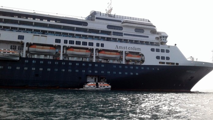 ABK Kapal MS. Amsterdam Tiba di Tanjung Priok KKP (Kantor Kesehatan Pelabuhan kelas II Tanjung Priok) mengevakuasi ABK Kapal MS. Amsterdam sebanyak 172 orang. Setibanya di darat, Para ABK ini kemudian langsung dites Swab.