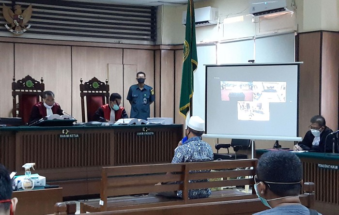 Aksi di Persidangan Novel Baswedan Sidang kasus penyiraman air keras terhadap Novel Baswedan untuk terdakwa Rahmat Kadir Mahulette dan Ronny Bugis kembali digelar. Diluar sidang pun tetap ada aksi.