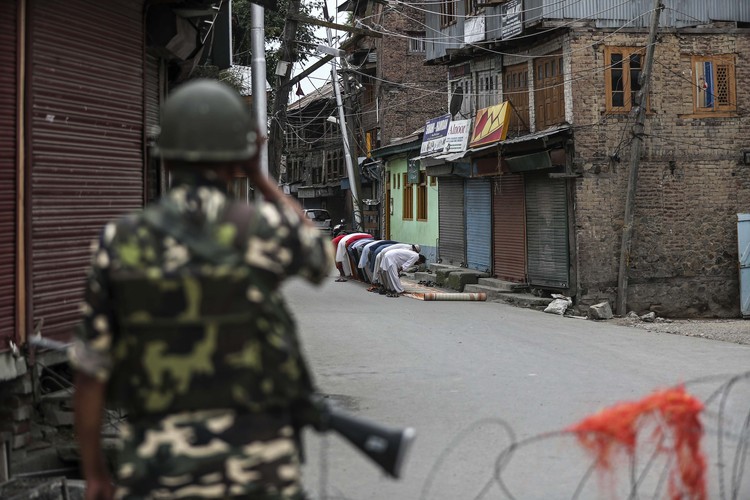 3 Fotografer Associated Press; Dar Yasin, Mukhtar Khan, dan Channi Anand, meraih penghargaan Pulitzer 2020 untuk fotografi fitur. Merikut foto-fotonya.