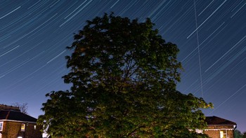 Startrails terlihat selama hujan meteor Lyrids di atas Michaelskapelle pada 21 April 2020 di Niederhollabrunn, Austria. (Getty Images)