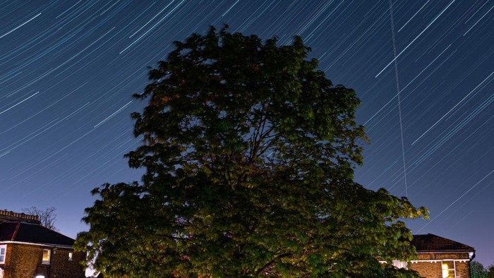 Beberapa bulan terakhir ini bumi terus dihujani oleh partikel asteroid dari luar angkasa. Setidaknya ada fenomena alam yang indah untuk dinikmati seperti hujan meteor Lyrids dan Eta Aquarids. 

Lembaga Penerbangan dan Antariksa Nasional (LAPAN) membagikan kalender astronomi yang akan terjadi pada bulan Mei ini. Salah satunya adalah fenomena alam hujan meteor Eta Aquarids yang terjadi tadi malam dan beberapa hari kedepan.