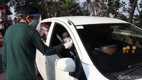 Tak hanya pengendara motor, para pengendara mobil pun turut diperiksa suhu tubuh dan dimintai keterangan terkait kepentingannya berkendara di masa PSBB diterapkan.
