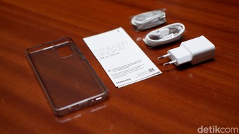 Semua aksesori yang disertakan Samsung dalam paket penjualan. (Foto: Adi Fida Rahman/detikINET)